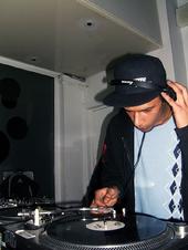 ShoX - Thurs10pm-12am 92.4fm or www.dejavufm.com profile picture