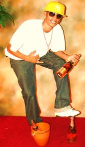 me FONZIE.... now u know whats POPPIN THIS YEAR profile picture